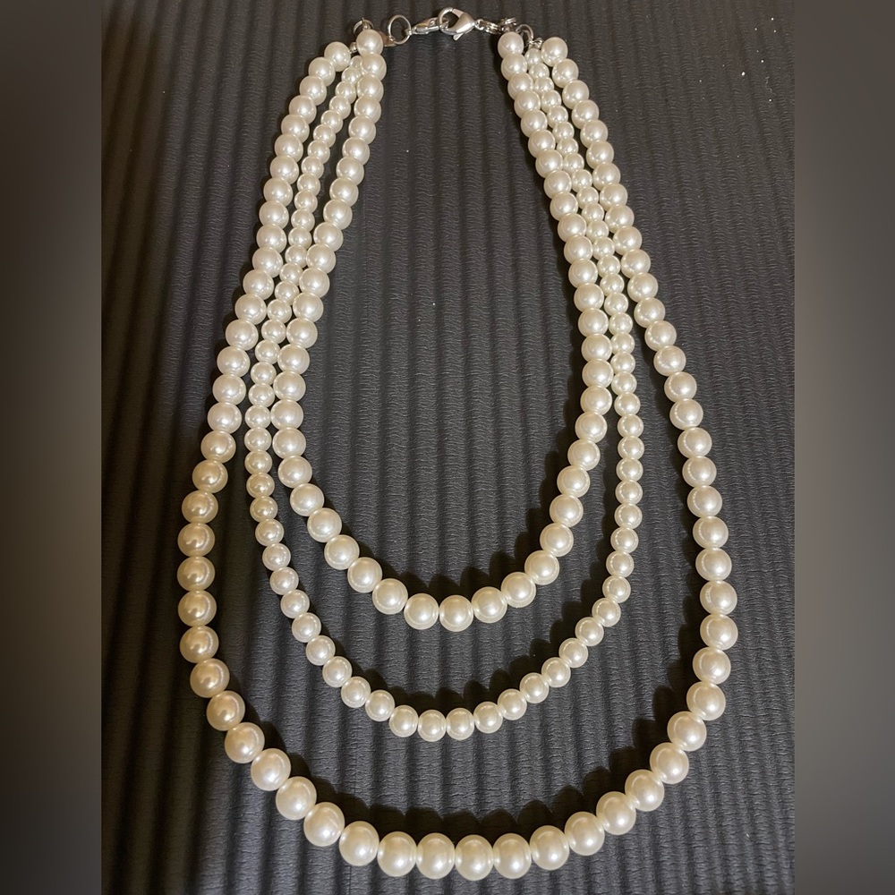 Pearl neckless imitation pearls triple strand